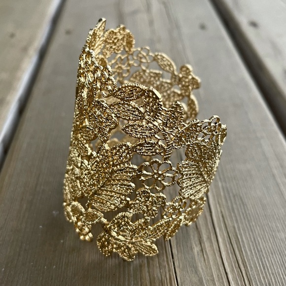 STELLA & DOT Chantilly Lace Cuff Gold Bracelet in Original Box - Picture 14 of 15